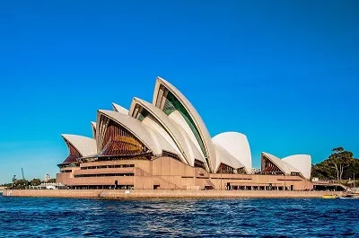 sydney-opera-house-near-beautiful-sea-clear-1blue-sky-blockchaintechs